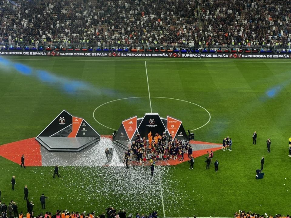 输不起？皇马拒为巴萨列队+姆总率众将离场 阿隆索：不看重的奖杯