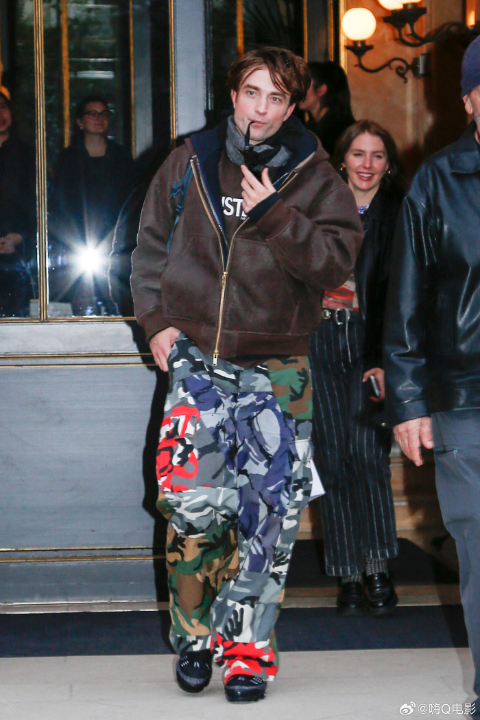 星空体育app官方网站-罗伯特帕丁森巴黎迪奥秀后离开酒店|罗伯特·帕丁森|迪奥(Dior)|迪奥（Dior）_新浪娱乐_新浪新闻