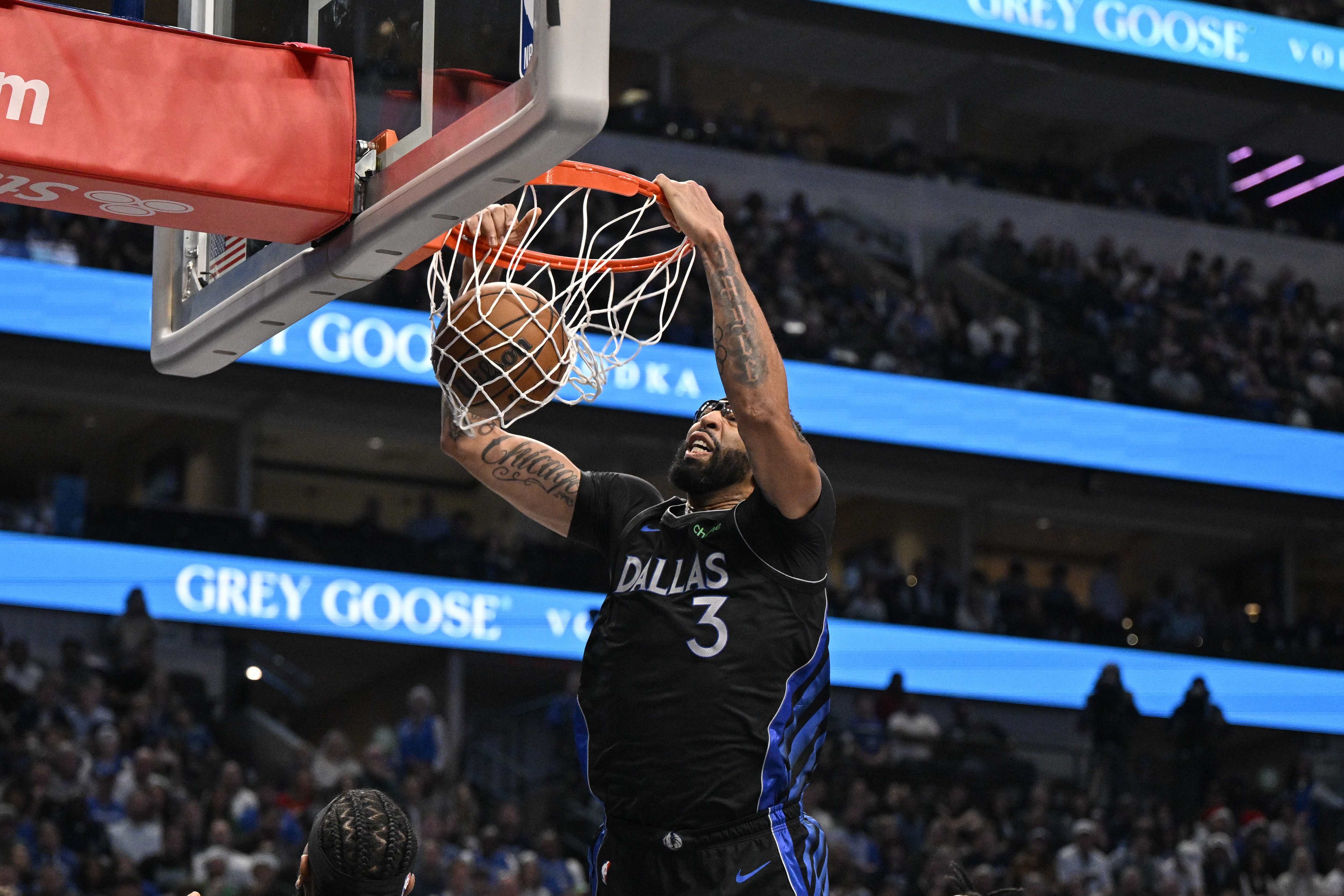 Shams:独行侠积极探索浓眉交易市场 伤病隐患续约压力令前景复杂